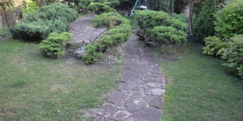 Jak vyrobit dlážděné cesty v zemi vlastníma rukama